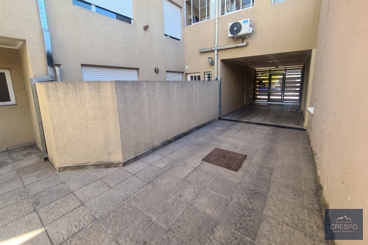Depto 3 amb, 70m² con patio y cochera — Semicentro