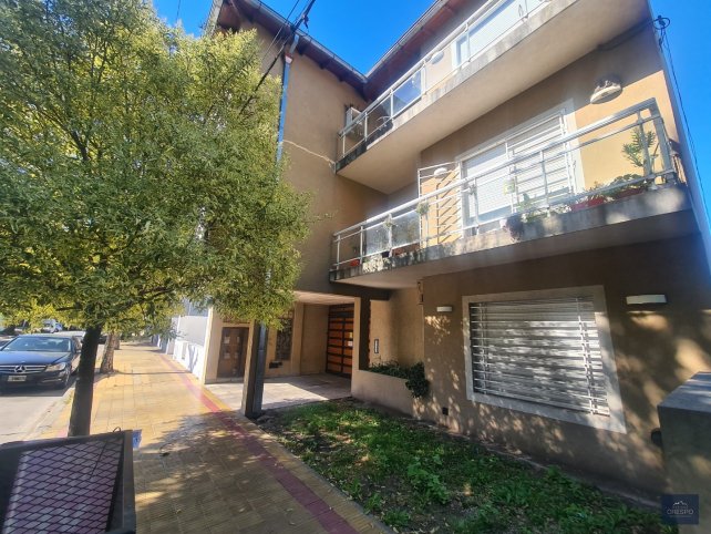 Depto 3 amb, 70m² con patio y cochera — Semicentro