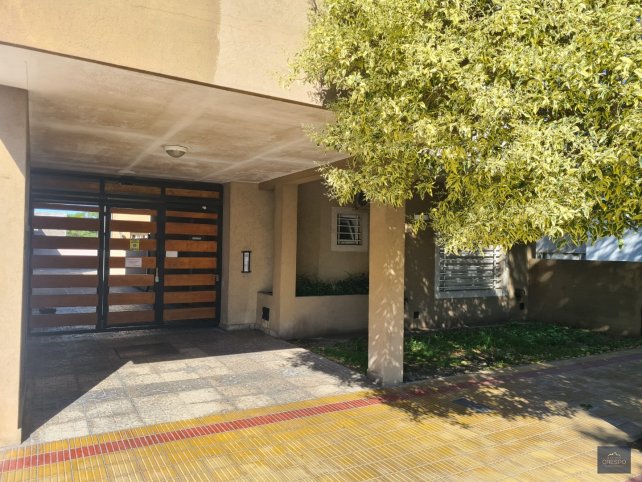 Depto 3 amb, 70m² con patio y cochera — Semicentro