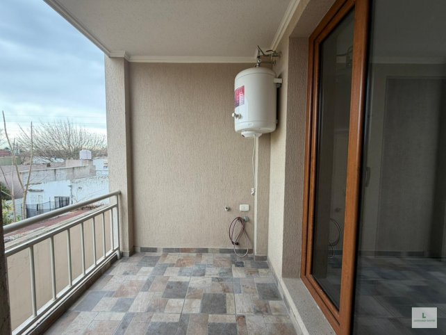 Departamento de una habitación en primer piso con balcón