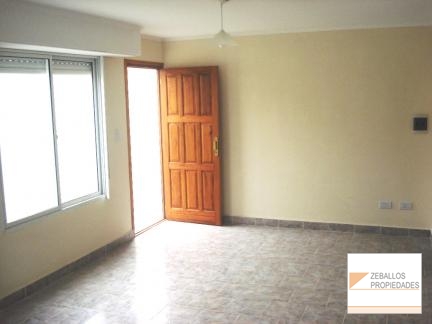 Depto en planta baja, 45m², 1 dorm, 1 baño, cochera, muy luminoso