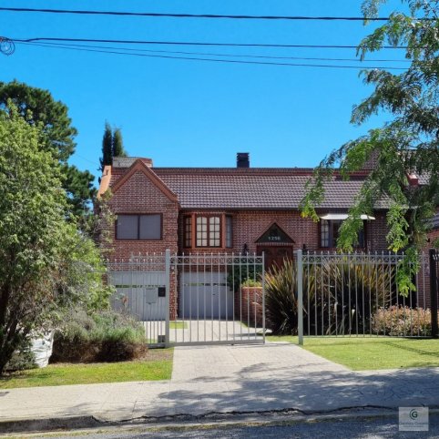 Casa en Venta Roser al 1256, 280m², 4 dorm, 3 baños, garage para 2 autos