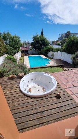 Casa en Venta Roser al 1256, 280m², 4 dorm, 3 baños, garage para 2 autos
