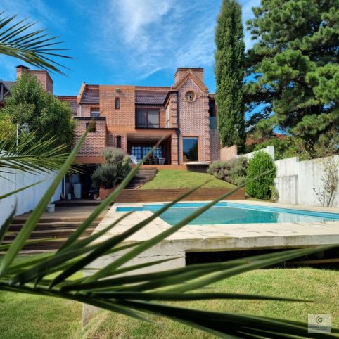 Casa en Venta Roser al 1256, 280m², 4 dorm, 3 baños, garage para 2 autos