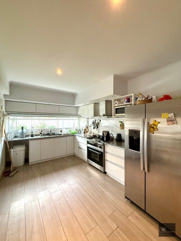 Casa en Venta 4 dorm, 312m² con pileta y garage — Los Pensamientos 2400