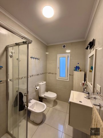 Casa en Venta 4 dorm, 312m² con pileta y garage — Los Pensamientos 2400