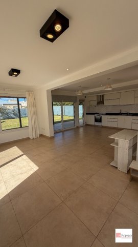 Casa 3 dorm, 190m² con garaje y pileta — Av. San Gabriel