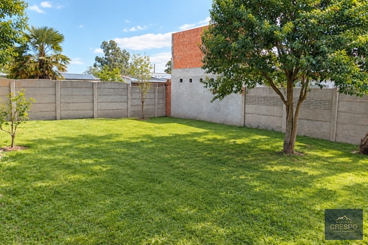 Casa de 2 dorm. c/ garaje y jardin en B. San Juan