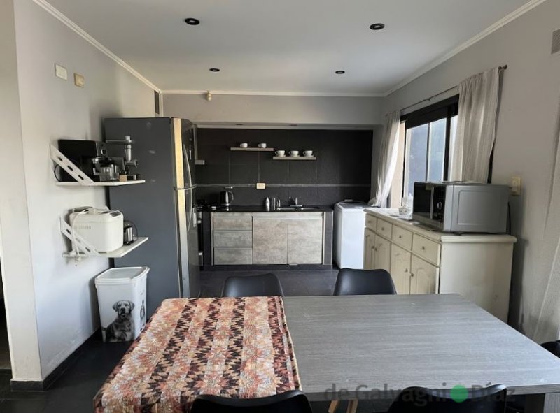 Casa moderna de 3 dormitorios con piscina cercana al centro