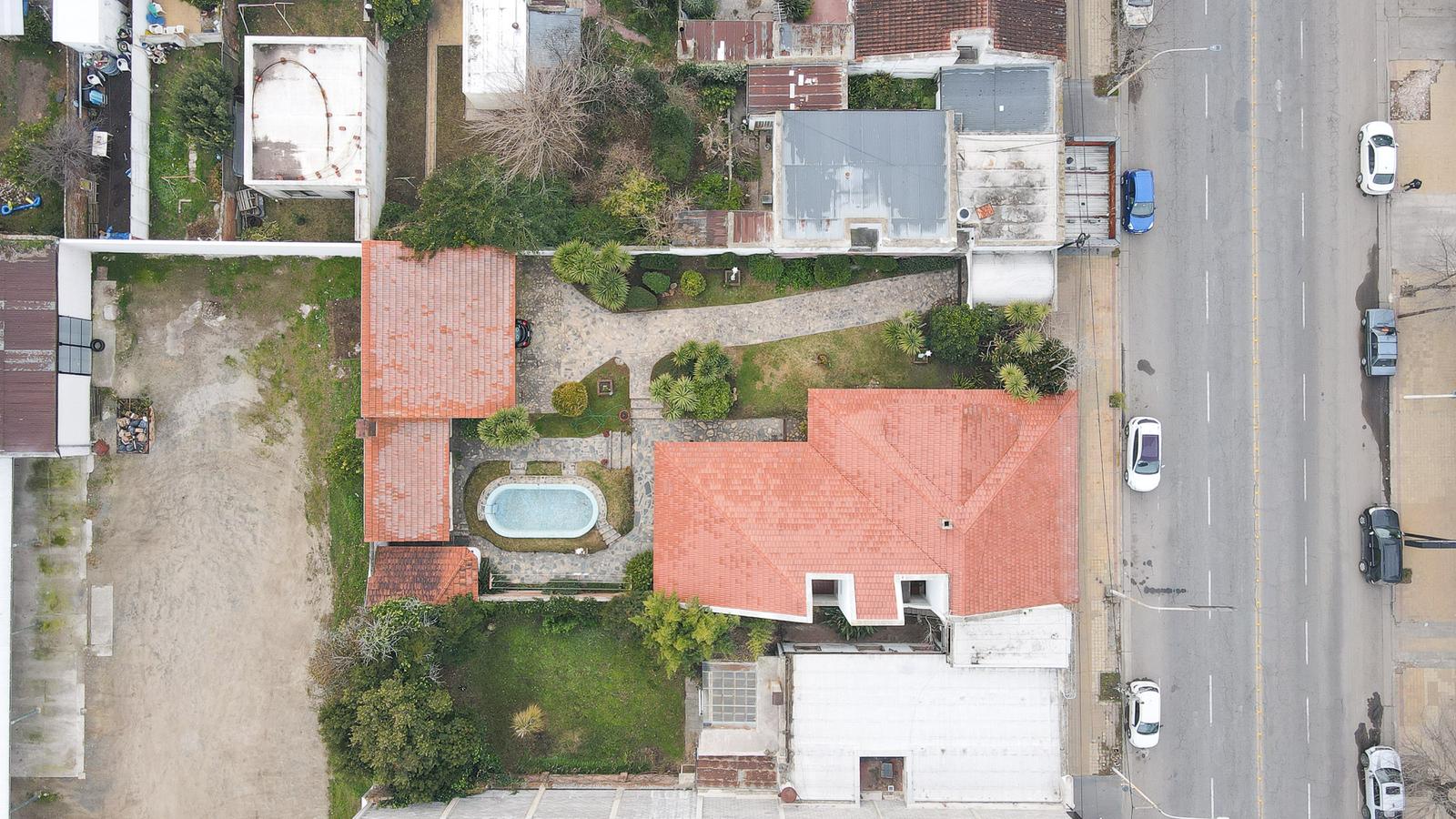 Casa en Venta en Tandil, 5 amb, 380m² con cochera — Av. Marconi