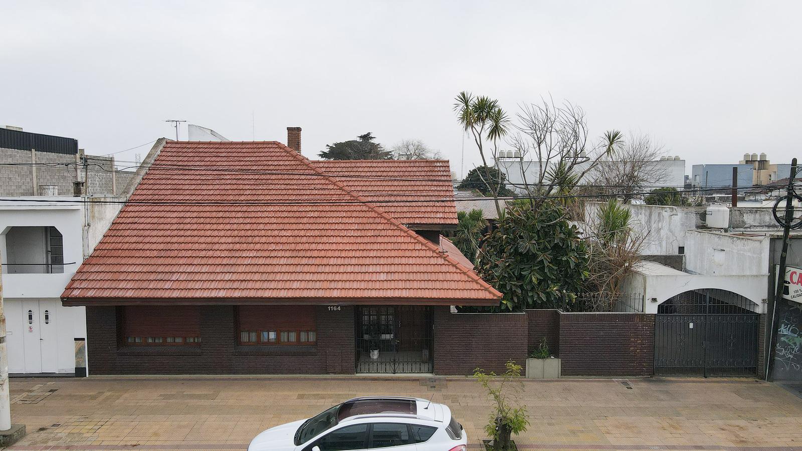 Casa en Venta en Tandil, 5 amb, 380m² con cochera — Av. Marconi