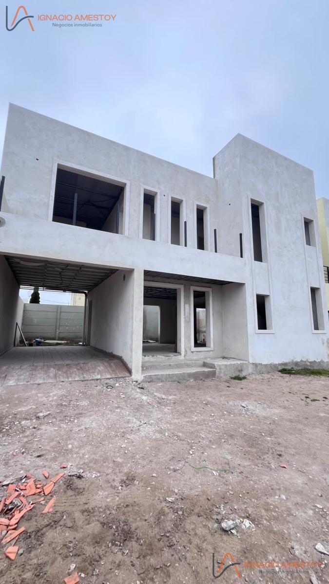 Casa en venta 2 dorm, 2 baños, 1 cochera — Santa Cruz