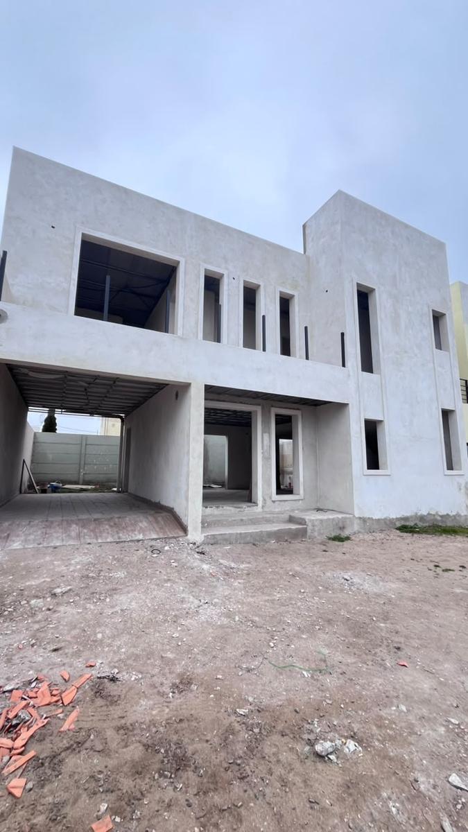 Casa en venta 2 dorm, 2 baños, 1 cochera — Santa Cruz