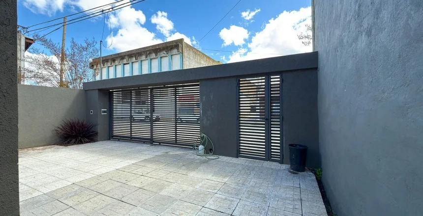Casa en Venta  semicentro — Machado al 700