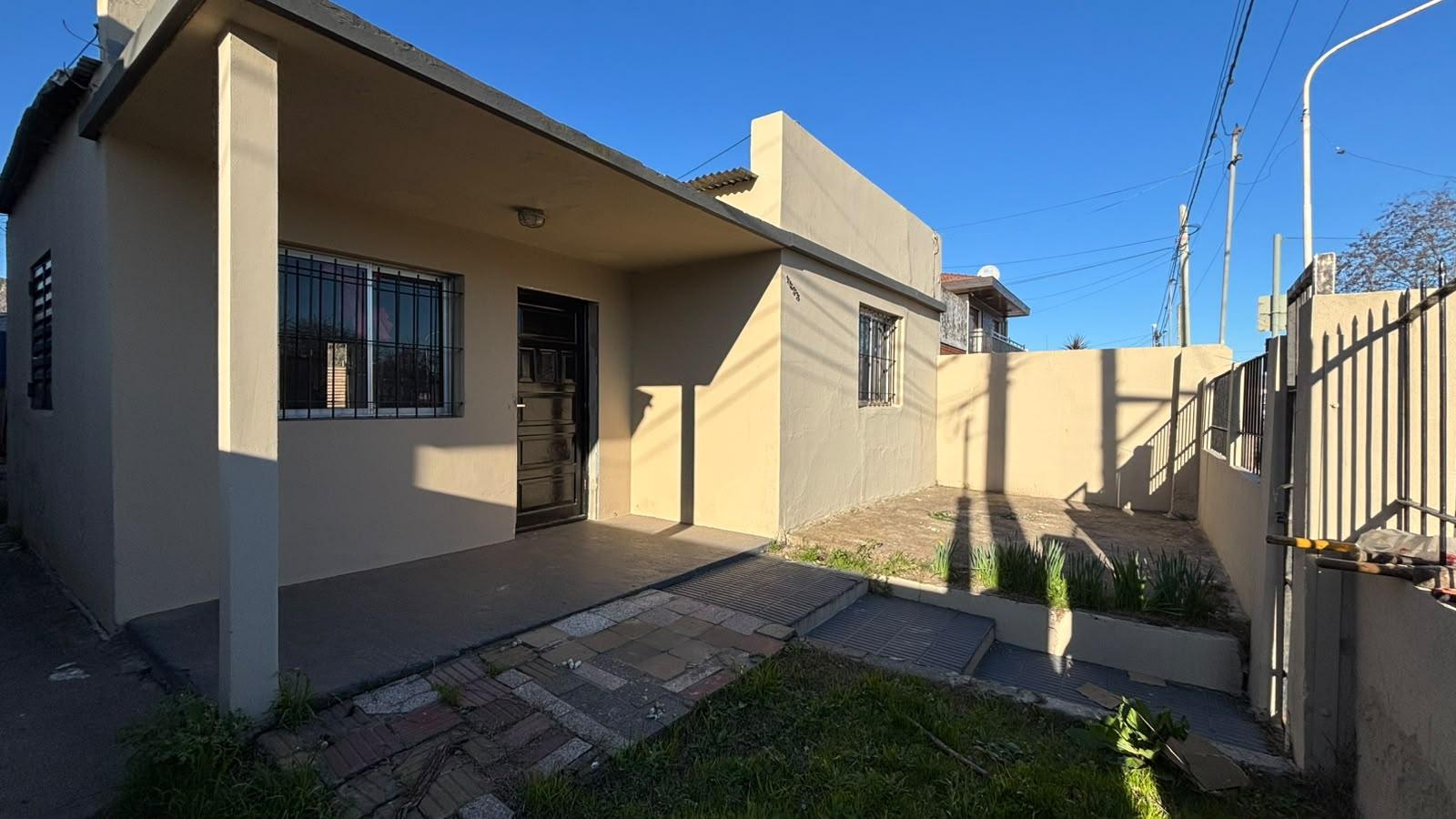 Casa a refaccionar en lote de 354m², 3 amb, 2 dorm, 1 baño — Av. Balbín y Liniers